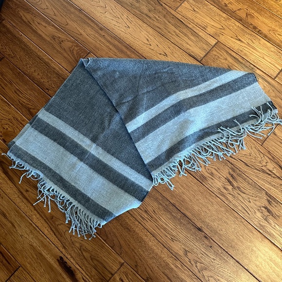 Women's Scarf/Shawl, Color: Grey - Picture 3 of 4